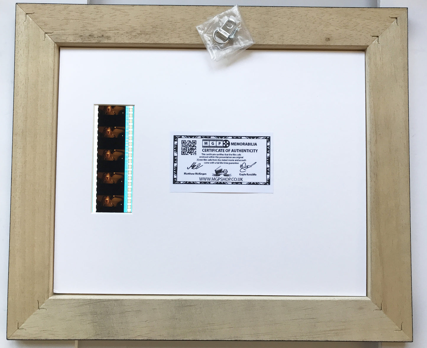 Hand crafted display featuring original film cells for The Hobbit fans vAUJ